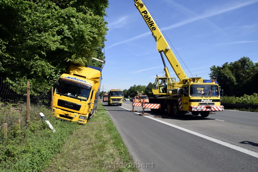 LKW in Boeschung A 3 Rich Frankfurt Hoehe Roesrath Lohmar P145.JPG - Miklos Laubert